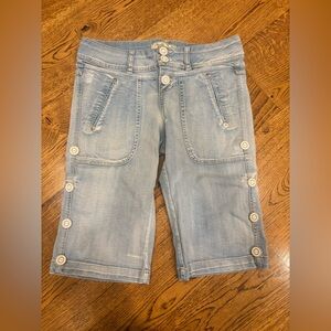 Vintage Bershka Women Light Wash Capris with Decorative Buttons Size 6 Y2K